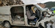 Antalya'da kamyonet tıra çarptı: 1 ölü 1 yaralı