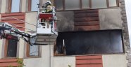 Apartmanda çıkan yangında 5 kişi zehirlendi