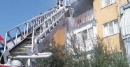 Apartmanın 4. katında çıkan yangın paniğe neden oldu