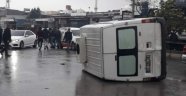 Ara yoldan kontrolsüz çıkan pikap minibüsü devirdi