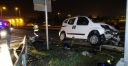 Araç bariyerlere çıkarak durdu; 4 yaralı