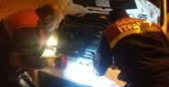 Araç motoruna giren kedi kurtarıldı