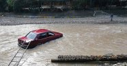 Aracıyla derenin ortasında mahsur kaldı