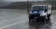 Araçlar Botan Çayı'nda mahsur kaldı