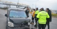 Araçta sıkışan annesini kurtarmaya çalıştı