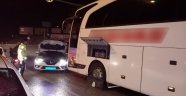 Arızalanan otobüsün şoförünün imdadına polisler yetişti