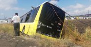 Arnavutköy'de belediye otobüsü tarlaya uçtu: 2 yaralı
