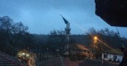 Aşırı rüzgar minareyi yıktı