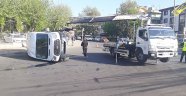 Askeri personel taşıyan servis minibüsü devrildi: 5 yaralı