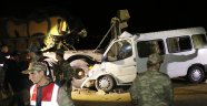 Askeri tıra minibüs çarptı: 4 ölü, 10 yaralı