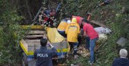At arabası dereye uçtu: 1'i ağır 2 yaralı