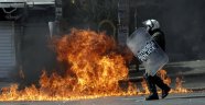 Atina'daki protestoda araçlar ateşe verildi