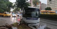 Aydın'da halk otobüsü refüje çarptı; 3 yaralı