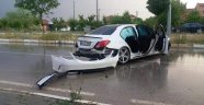 Aydınlatma direğine çarpan lüks araç kendi etrafında defalarca döndü: 2 yaralı