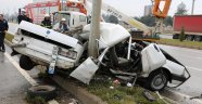 Aydınlatma direğine çarpan otomobil paramparça oldu: 1 ölü, 1 yaralı
