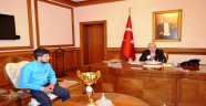 Ayyıldız'lı Sporcular Vali Kamçı'yı Ziyaret Etti