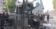 Baba oğul direğe çarpan çekicide sıkıştı