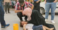 Babasının elini bırakan çocuğa araç çarptı