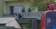Babasının eve kilitlediği kızı itfaiye ve polis kurtardı