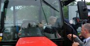 Bahçeli, traktöre binerken düşüyordu!
