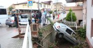 Bahçeye uçan otomobil sürücüsü yaralandı