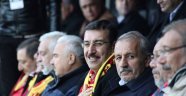 Bakan Tüfenkci, Evkur Yeni Malatyaspor'un ataklarında büyük heyecan yaşadı