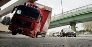Bakırköy'de üst geçide çarpan TIR yola devrildi