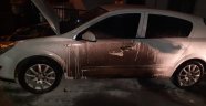 Balkondan attığı alevli teneke otomobili yaktı