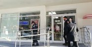 Bankanın camına kurşun isabet etti