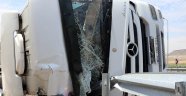 Bariyer devrilen tıra ok gibi saplandı