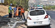 Bariyerlere çarpan araçta 2 kişi yaralandı