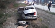 Bariyerlere çarpan otomobil devrildi: 2 yaralı