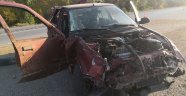 Bariyerlere çarpan otomobil hurdaya döndü
