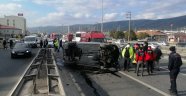 Bariyerlere çarpan otomobil yan yattı: 1 yaralı