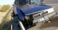 Bariyerlere çarpan otomobildeki kadının ayağı koptu