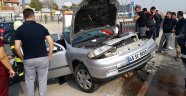Bariyerlere çarpan otomobilin sürücüsü araçta sıkıştı