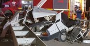 Bariyerlere saplanan otomobil hurdaya döndü: 1 ölü