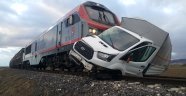 Bariyerleri kırıp geçmeye çalıştığı sırada tren çarptı