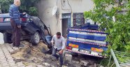 Başakşehir'de vinç yüklü kamyonet bir evin bahçesine uçtu
