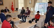 Başarılı güreşçileri ağırladı