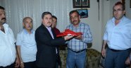 Başkan Eser şehit ailesine bayrak hediye etti