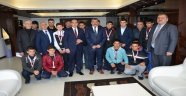 Başkan Gürkan başarılı güreşçileri kabul etti