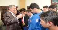 Başkan Polat Şampiyon Güreşçileri Ağırladı