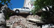 Başkent'te istinat duvarı çöktü, otomobil asılı kaldı
