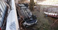 Başkent'te otomobil apartmanın bahçesine uçtu: 2 yaralı