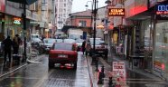 Baygınlık geçiren şahsın cebindeki parayı çalan zanlıya esnaftan tepki