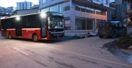 Belediye otobüsü hafif ticari araca çarptı: 2 yaralı