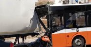 Belediye otobüsü tıra çarptı: 1 yaralı