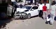 Belediye otobüsüyle otomobil çarpıştı: 3 yaralı