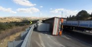 Beton kirişleri taşıyan tır devrildi sürücü yaralandı